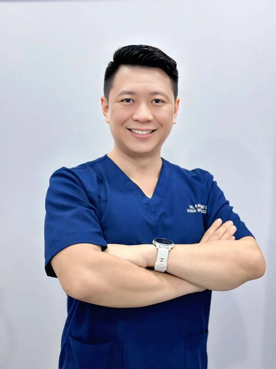Portrait of Dr. Raymond Su Wei Siong, implantologist at Lau & Su Partners Dental Bukit Jalil, specialising in dental implants and full arches